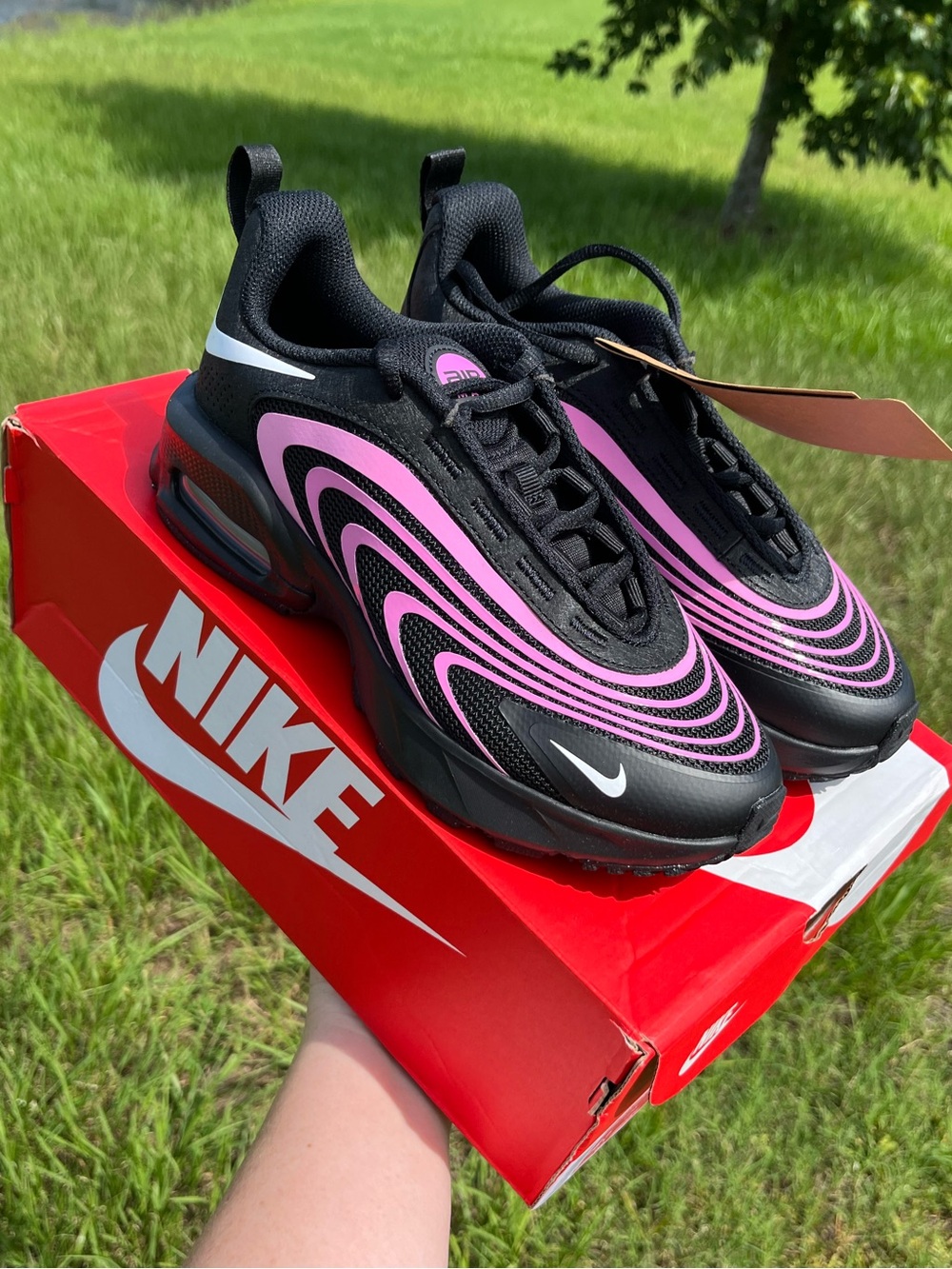 NWT 🔥💖 Nike Air Max Fire Black and Pink Wave-Pattern Athletic Sneakers Size 4.5